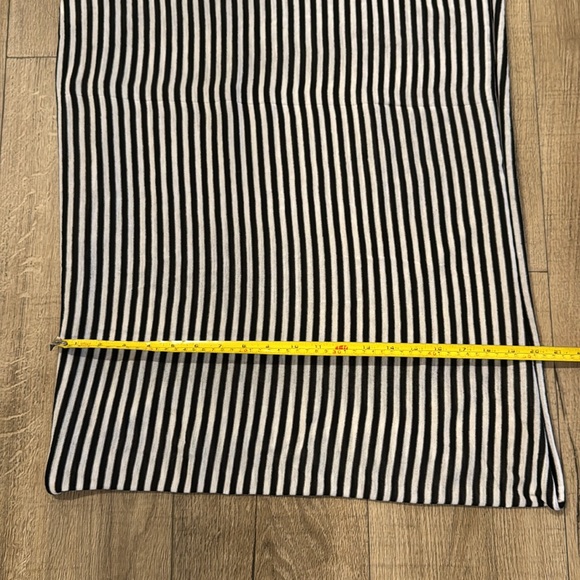 Black and white striped infinity scarf - Picture 8 of 10